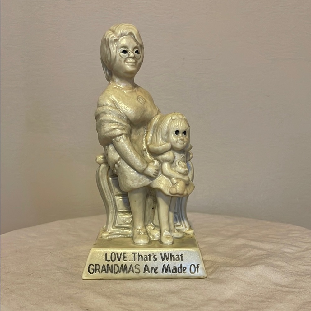 W&R Berries Co. Grandma and Child Figurine Love USA 1971 Rare Vintage Grammy - Picture 1 of 6